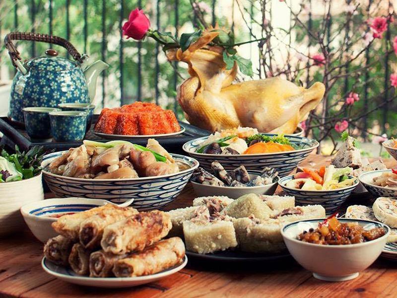 Ăn quá nhiều thịt cá, các loại thực phẩm chế biến sẵn, đồ ngọt hay là uống các loại nước ngọt, rượu bia trong ngày Tết sẽ gây ra ảnh hưởng không hề nhỏ đến sức khoẻ, đặc biệt với những người người thừa cân béo phì.